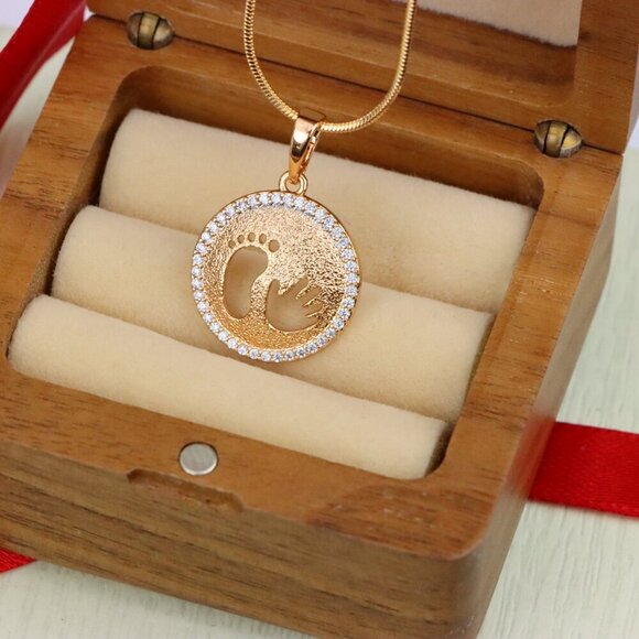"Rose Gold Round Pendant with Baby Footprint and Handprint Cutout, XPPT1397 - Picture 5 of 13